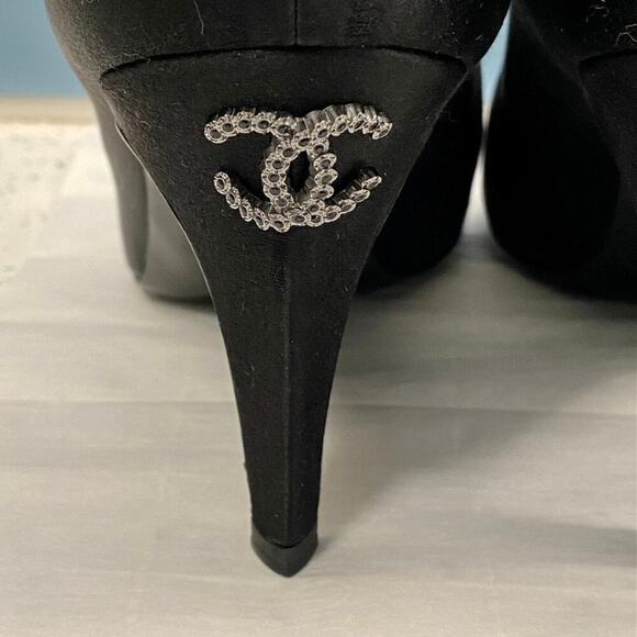Chanel 2012 Interlocking CC Logo Lagerfeld Satin Crystal Pumps 38.5 Box Dust Bag - Picture 13 of 16